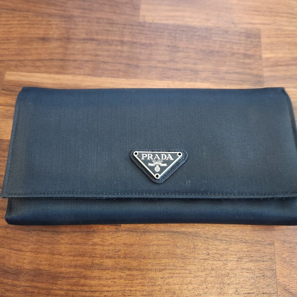 Authentic Prada continental wallet crafted in black Tessuto nylon with signature - Picture 5 of 8